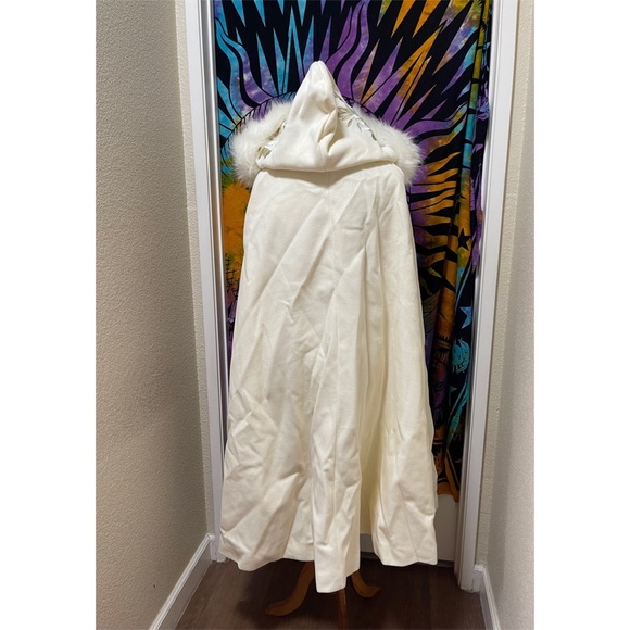 π Gorgeous fur embroidered flowers cape - Picture 5 of 8